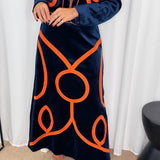 CONJUNTO VELUDO AZUL MARINHO COM BORDADOS LARANJA