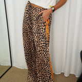 CALÇAS ANIMAL PRINT RISCAS LATERAIS