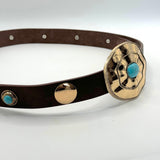 CINTO CASTANHO TACHAS TURQUESA