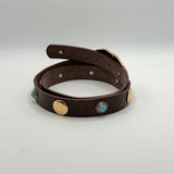 CINTO CASTANHO TACHAS TURQUESA