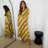 VESTIDO MALHA SEDA RISCAS CAQUI E MOSTARDA