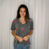 T-SHIRT CINZA COM BORDADOS