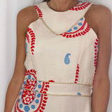 VESTIDO CRU COM ESTAMPADO VERMELHO E AZUL