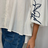 TÚNICA BRANCA COM BORDADO AZUL