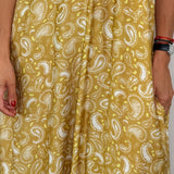VESTIDO AMARELO ESTAMPADO COM PEDRAS NAS COSTAS