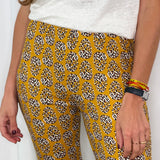 CALÇAS MALHA SEDA MOSTARDA ESTAMPADAS
