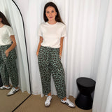 CALÇAS BAGGY ANIMAL PRINT VERDE ÁGUA