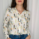 CAMISA BRANCA COM DESENHOS PESSOAS