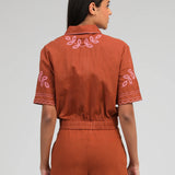 CONJUNTO CAMISA E CALÇAS TELHA COM BORDADOS ROSA