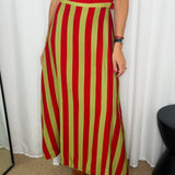VESTIDO RISCAS CAQUI E CEREJA