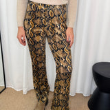 CALÇAS BOCA SINO SERPENTE CAMEL