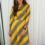 VESTIDO MALHA SEDA RISCAS CAQUI E MOSTARDA