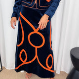 CONJUNTO VELUDO AZUL MARINHO COM BORDADOS LARANJA