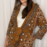 CASACO MALHA CAMEL ESTRELAS E FRANJAS