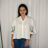 TÚNICA BRANCA COM BORDADO AZUL