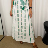 VESTIDO BRANCO COM BORDADOS VERDES