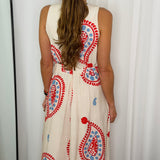 VESTIDO CRU COM ESTAMPADO VERMELHO E AZUL
