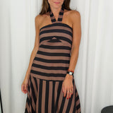 VESTIDO HALTER COM FOLHOS CASTANHO RISCAS