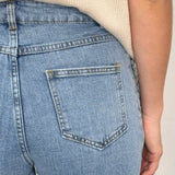 CALÇAS JEANS COM ENTRANÇADO