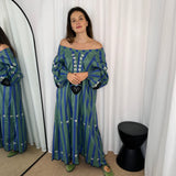 VESTIDO RISCAS E BORDADOS